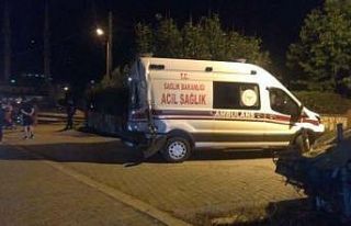 Vakaya giden iki ambulans kaza yaptı: 3 yaralı