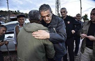 Vali Akkoyun, selde eşini kaybeden kocaya taziye...