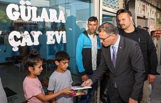 Vali Dr. Ozan Balcı çocuklara kitap hediye etti