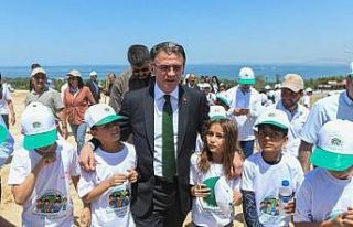 Vali Dr. Ozan Balcı öğrencilerle fidan dikti