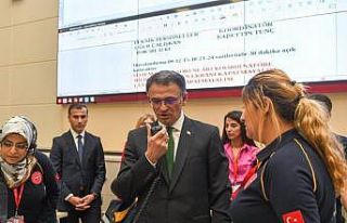 Vali Dr. Ozan Balcı telsizle sağlık çalışanlarına...