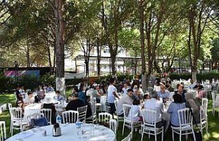 Vali Karadeniz ve Eşi Zehra Karadeniz, koruyucu ailelerle...