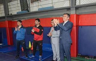 Vali Memiş, minik güreşçileri yalnız bırakmadı