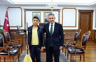 Vali Mete Buhara, dinlediği genç ozana ilk sazını...