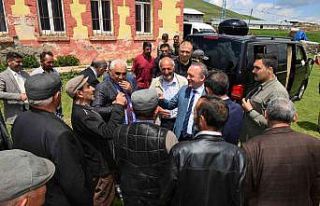 Vali Öner, köy ziyaretlerinde vatandaşlarla buluşup,...