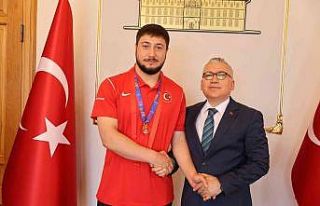 Vali Şimşek, şampiyon sporcuyu altınla ödüllendirdi