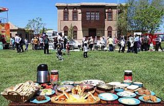 Van Kalesi önünde Dünya Kahvaltı Günü kutlaması