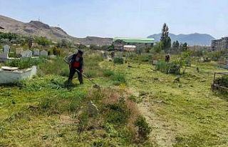 Van’da mezarlıklarda temizlik çalışması