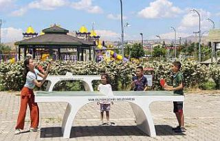 Van’daki parklara masa tenisi ve satranç masaları...
