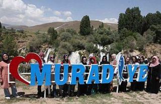 Vanlı kadınların ilk rotası Muradiye Şelalesi...