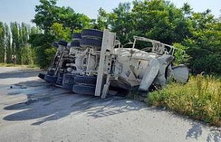 Virajı alamayan beton mikseri devrildi