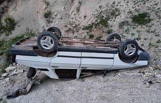 Virajı alamayan otomobil takla atıp ters döndü;...