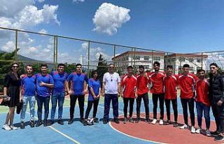 Voleybol turnuvasında başarılı olan üniversite...