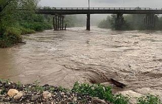 Yağış Mudurnu Çayı üzerindeki köprüyü ulaşıma...