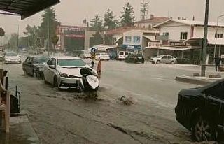 Yağmur ve dolu yağışı su baskınlarına neden...