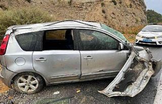 Yağmurdan kayganlaşan yolda üst üste trafik kazaları:...