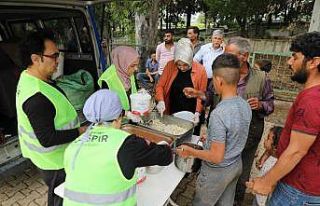 Yağmurun vurduğu tarım işçilerine belediye sahip...