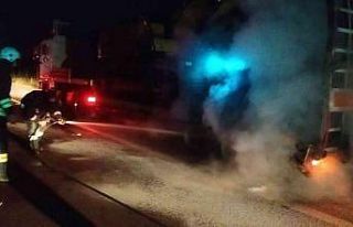 Yalova’da iş makinası yüklü tırın lastikleri...