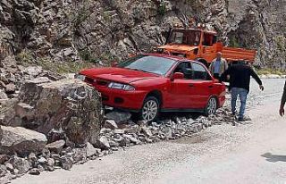 Yamaçtan kopan kayalar karayoluna düştü, bir otomobil...