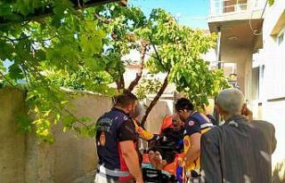 Yangında evde mahsur kalan yaşlı adamı itfaiye...