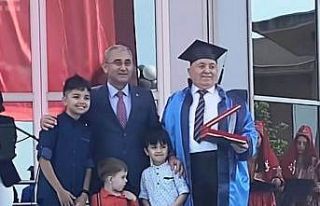 Yarım bıraktığı üniversiteyi 63 yaşında bitirdi