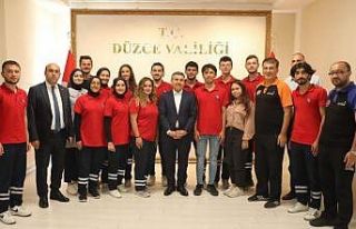 Yarışmaya katılan gençlerle Vali Atay buluştu