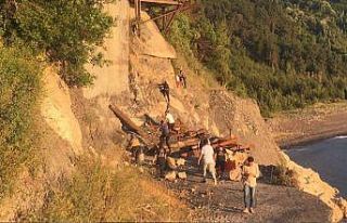 Yaşlı adam ve çocuk, kayalıklarda mahsur kaldı