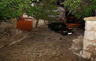 Yaz ortası yağan yarım metre dolu hayatı felç...