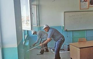 Yaz tatilini fırsat bilip okullarını boyadılar