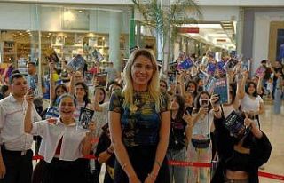 Yazar Beyza Alkoç ’100Bin Gülücük İmza Günü’nde...