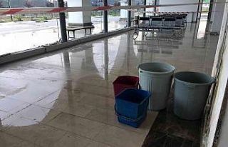 Yeni otogarın tavanı yine aktı