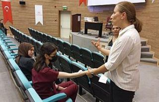 Yoğun bakım hemşirelerine yara bakım eğitimi