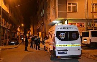 Yol kenarında oturan adamı göğsünden bıçaklayarak...