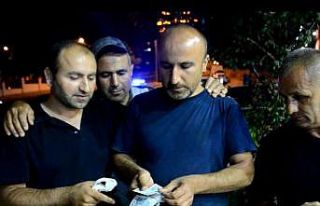 Yol ortasında poşet dolu para buldu