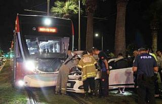 Yoldan çıkan araç tramvayla çarpıştı: 1 yaralı