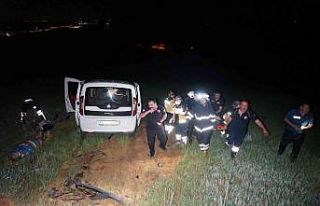 Yolunu şaşıran sürücü tarlaya uçtu, yaralılar...