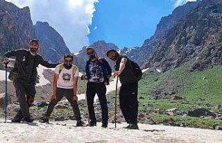 Yüksekovalı dağcılardan doğa yürüyüşü