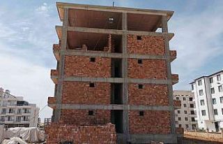 Yüksekten düşen inşaat işçisi hayatını kaybetti