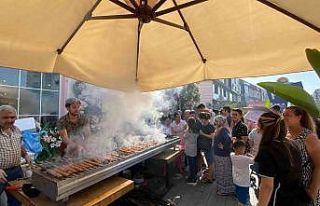 1 tonluk dana kesip Adanalılara kebap ziyafeti sundu