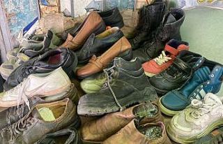 20 yıldır kullanılmayan ayakkabıları tamir edip...