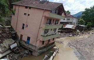 24 yıl önceki selde de yan yatan binanın kriko...