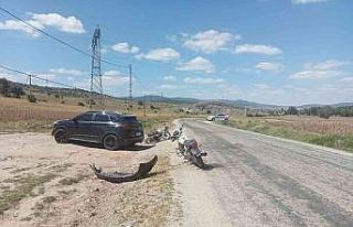 2 motosiklet bir otomobiller çarpıştı, kazada...