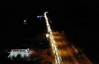 43 ilin geçiş güzergahında gece yarısı trafik...
