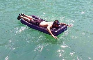 4 bin rakımdaki saklı cennette yüzme keyfi