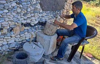 Adilcevazlı usta taş ve ahşaba şekil vererek eserler...