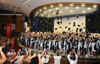 ADÜ’nün mühendisleri kep fırlattı