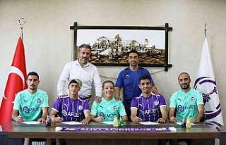 Afyonspor 5 futbolcuyla birden sözleşme imzaladı