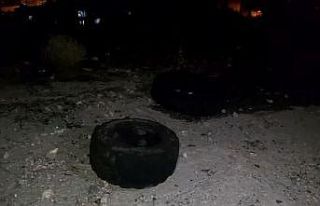 Ağaçlık alandaki araba lastikleri ormanı yaktı