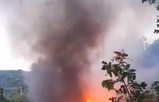 Ahır alevlere teslim oldu, itfaiye ekipleri güçlükle...