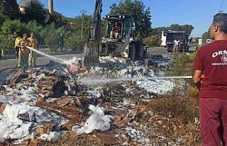 Alev alan çöp kamyonunu orman arazözü söndürdü